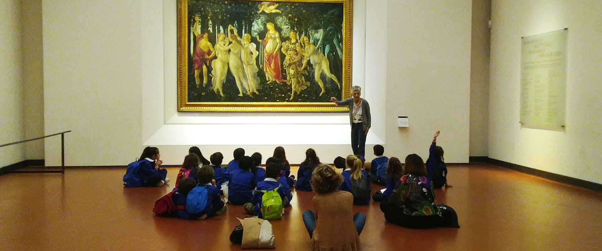 Una scuola davanti alla Primavera di Botticelli