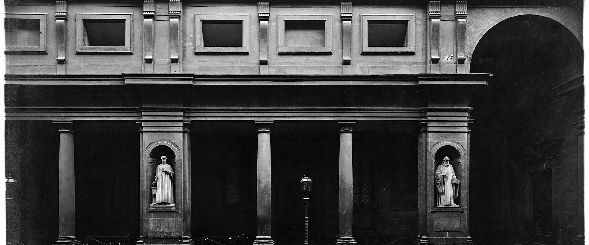 Particolare del loggiato della Galleria degli Uffizi 1917c.