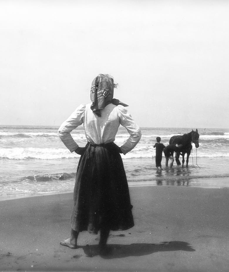 Fondo Lodovico Pachò. Sulla riva del mare